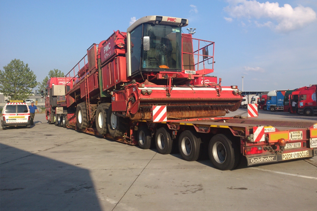 Escortă marfă supradimensionată în Ungaria de către echipa Veressped.